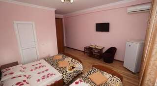 Гостиница Guest house Na Figurnoy 51 Адлер Трехместный номер с балконом-3