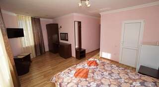 Гостиница Guest house Na Figurnoy 51 Адлер Стандартный двухместный номер с 1 кроватью или 2 отдельными кроватями и балконом-6