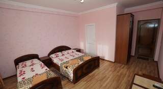 Гостиница Guest house Na Figurnoy 51 Адлер Трехместный номер с балконом-2