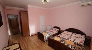 Гостиница Guest house Na Figurnoy 51 Адлер Трехместный номер с балконом-10